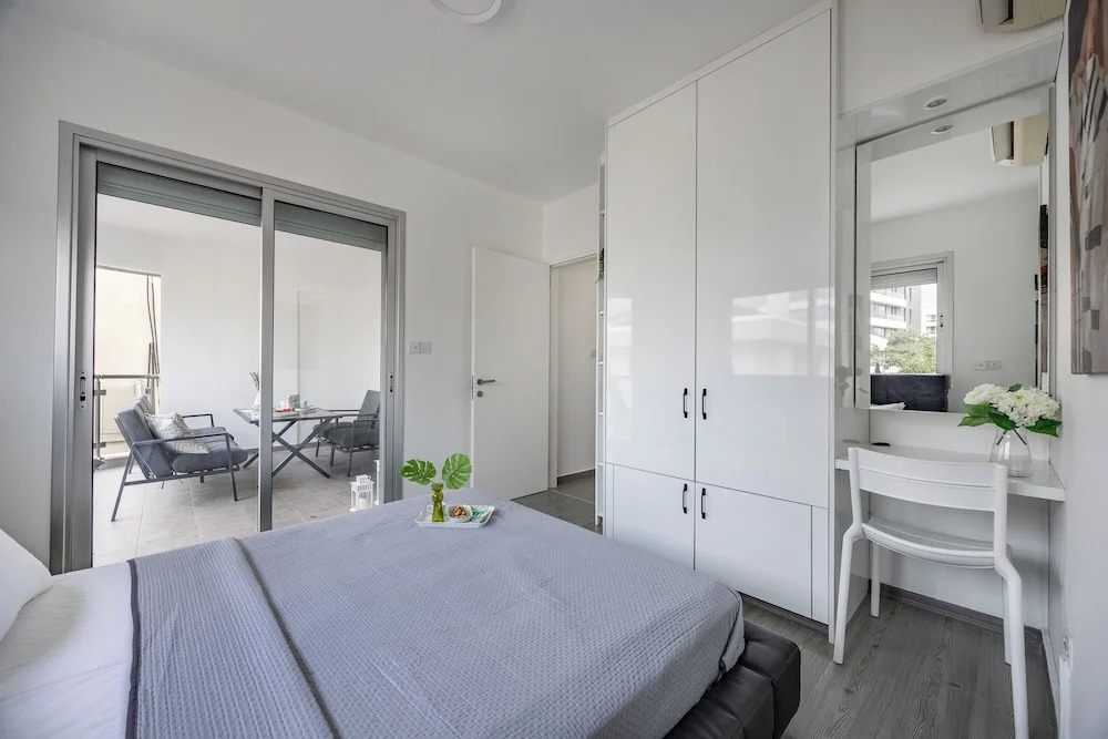 Vasileos Konstantinou Modern 2BR City Apartment With Balcony