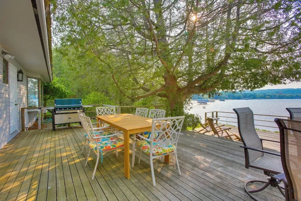 Waterfront Suttons Bay: Wine Trail, Pickleball