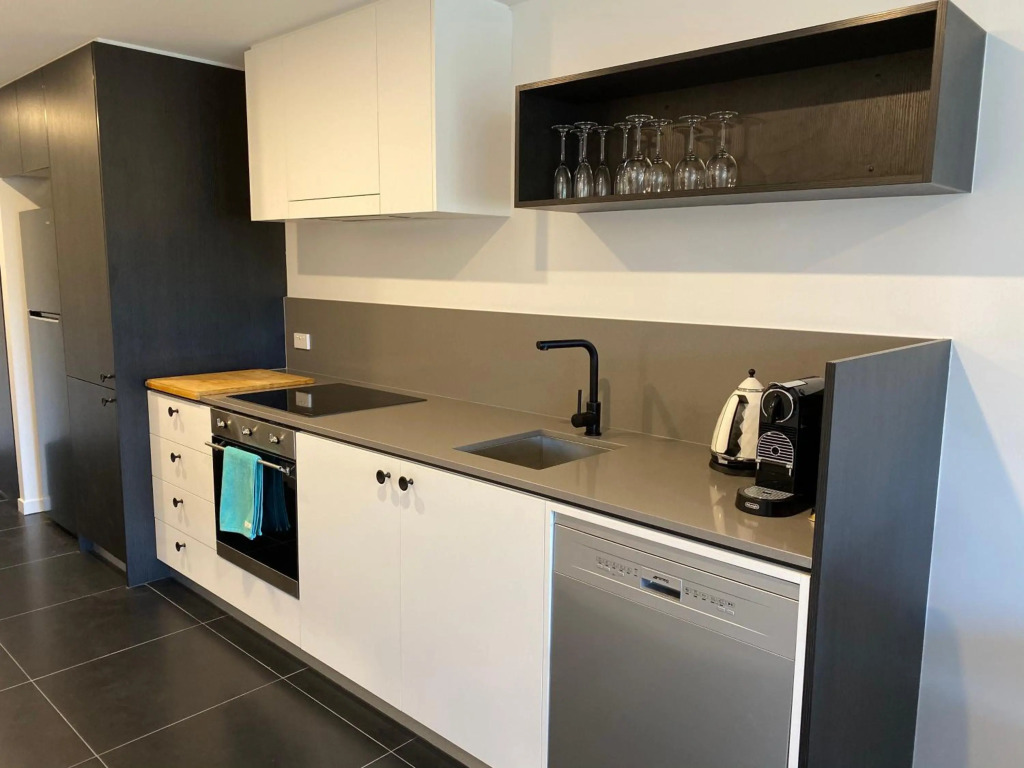 Midnight Luxe 1 BR Executive Apartment in the heart of Braddon Pool Sauna Secure Parking Wine WiFi Netflix