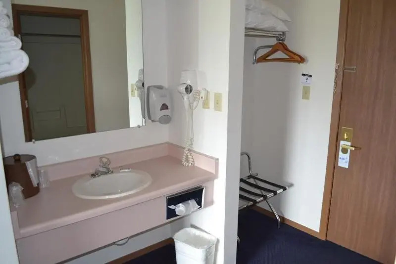 Sky Lodge Inn & Suites - Delavan
