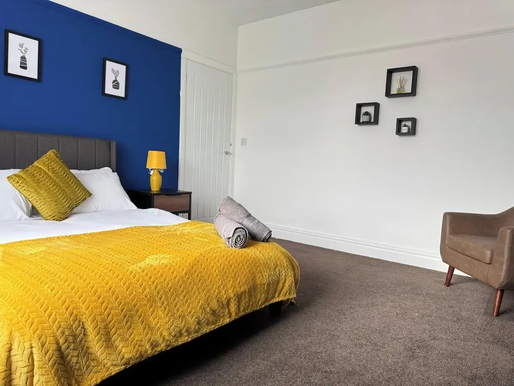City Centre-4 Br-sleeps 7-garden-free Parking