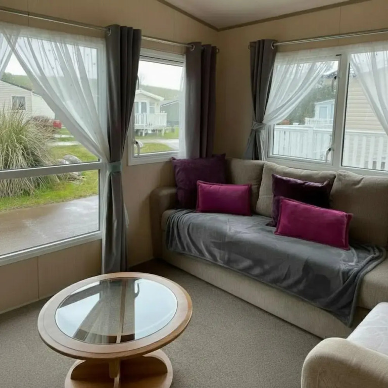 Comfortable 3-Bed Caravan - Combe Haven