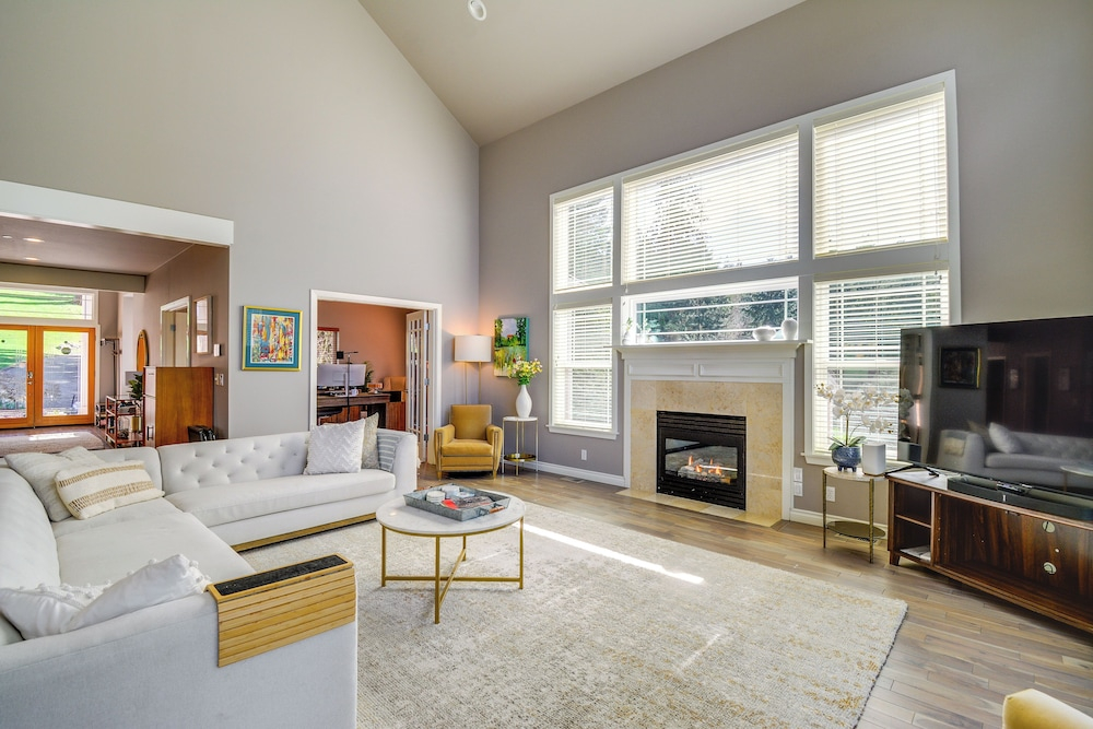 Premier Gig Harbor Home! Views, Spa & Billiards