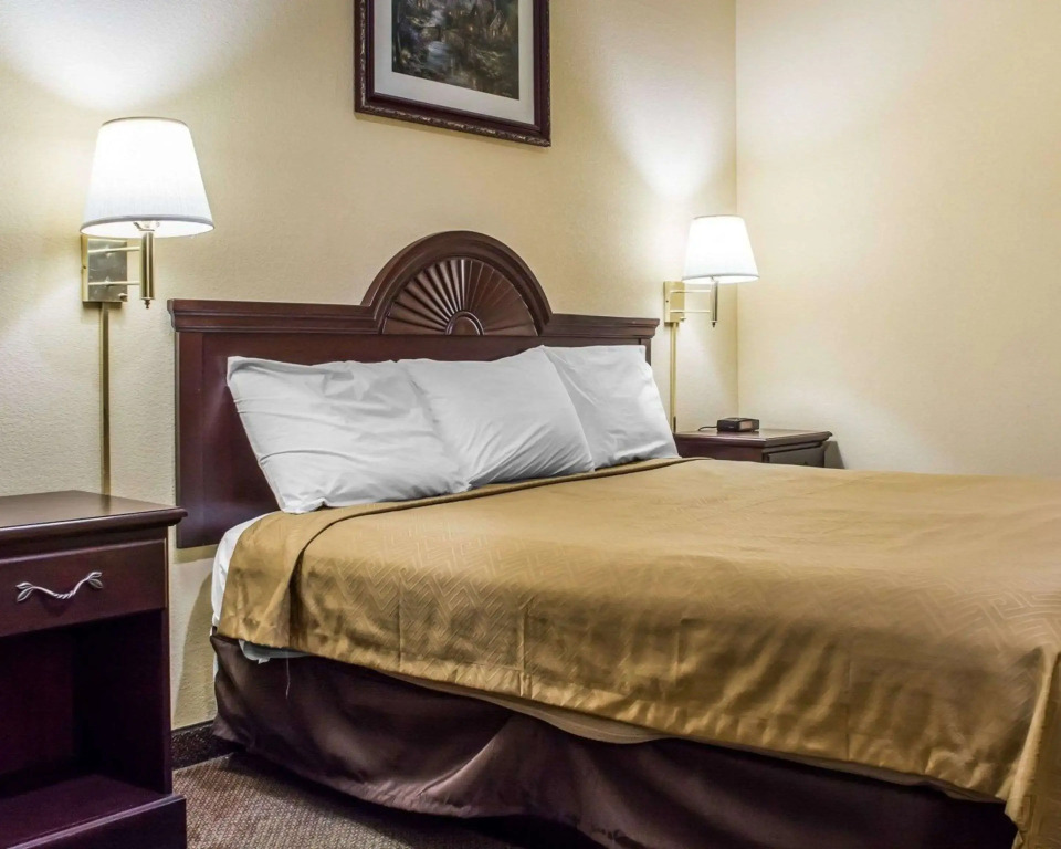 Econo Lodge & Suites