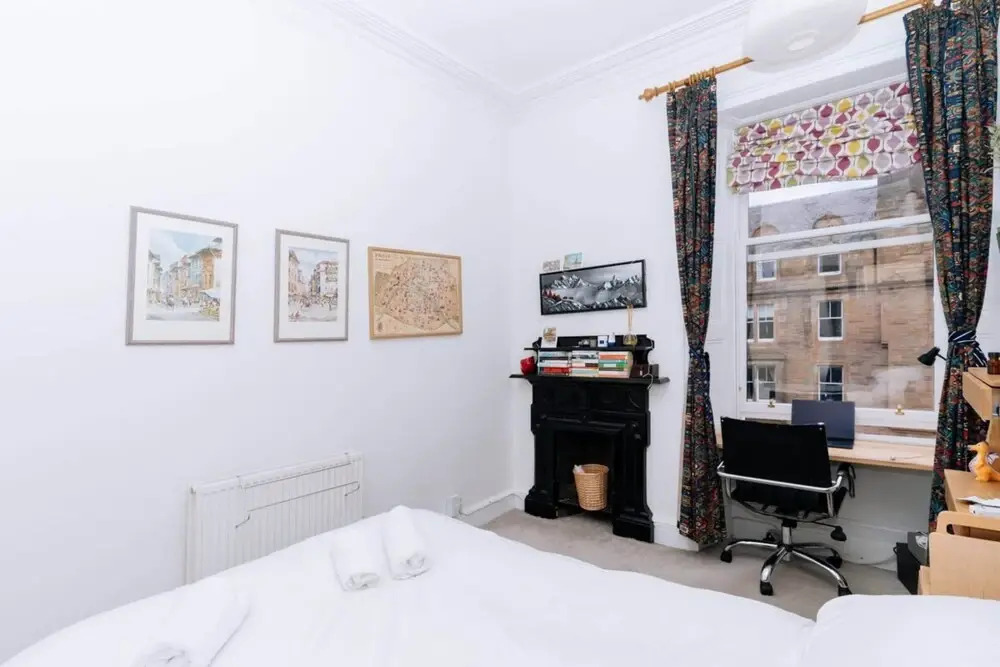 Spacious 3 Bedroom Flat in Edinburgh