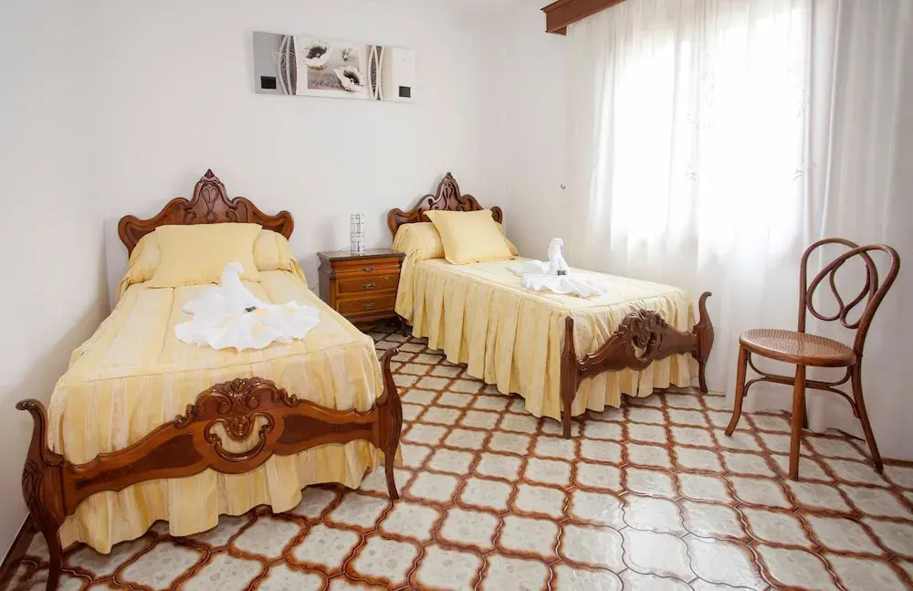 Roses in Alc dia With 4 Bedrooms and 2 Bathrooms