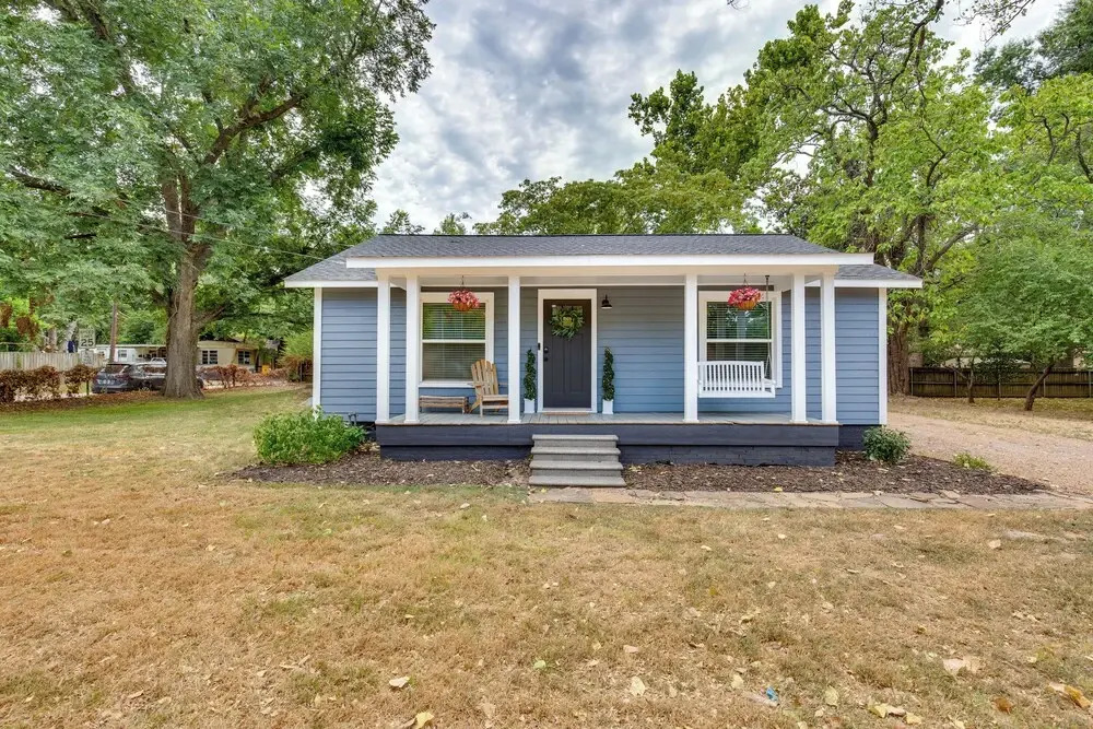 Lindale Vacation Rental w/ Deck & Grill!