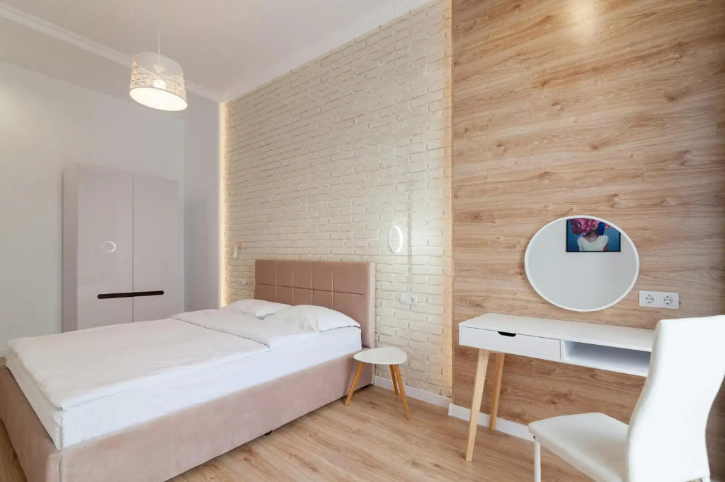 LEOGRAND Three Bedrooms VIP Apartment on Kniazia Romana 12
