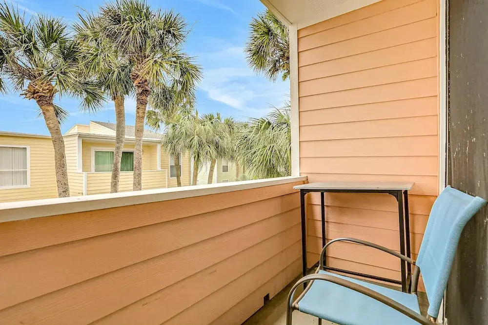 Oceanfront Condo With Pool, Grill, Central AC, Washer/dryer, & Snowbird Friendly