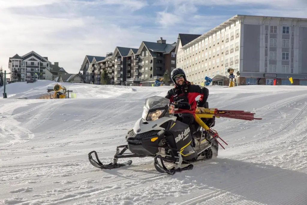 Stroll to Slopes, Village Area, Ski in-out MtLodge 149