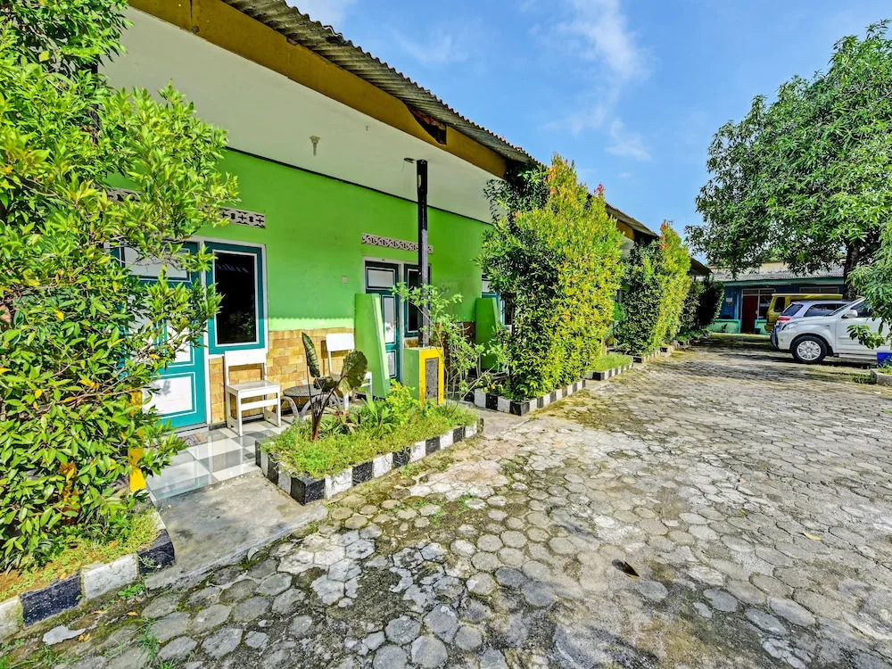 Spot On 91376 Hotel Bintang Flores