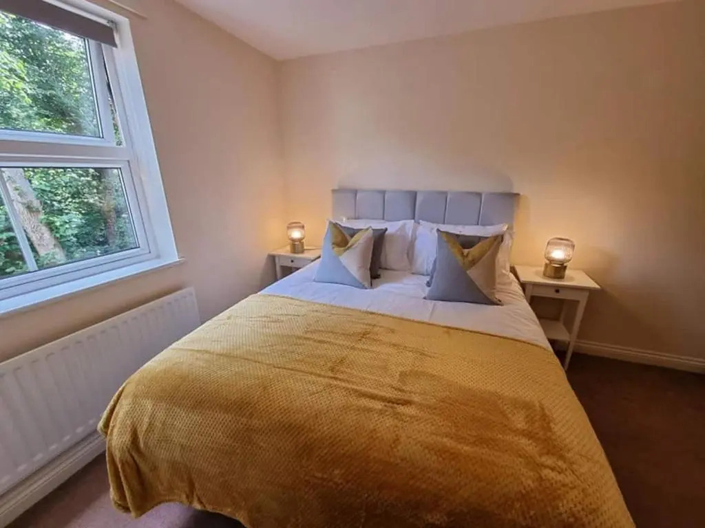 BEST PRICE - AMAZING 2 Bed 2 Bath - 4 Singles or Super King beds, 10 min walk to city centre, Smart Tv, Ensuite, Balcony, FREE PARKING