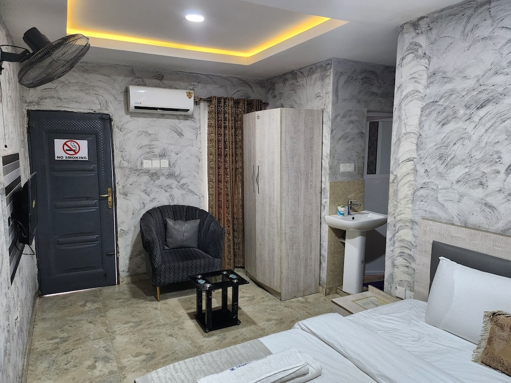 DeRadiant Lodge