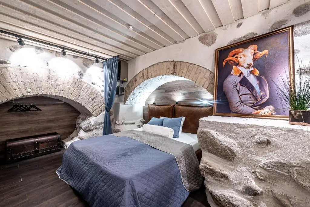 UNESCO Hidden Arches – Restored 3 Bedroom Apartment in the Historic Pilies St.