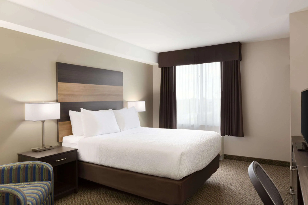 Days Inn & Suites by Wyndham Lindsay