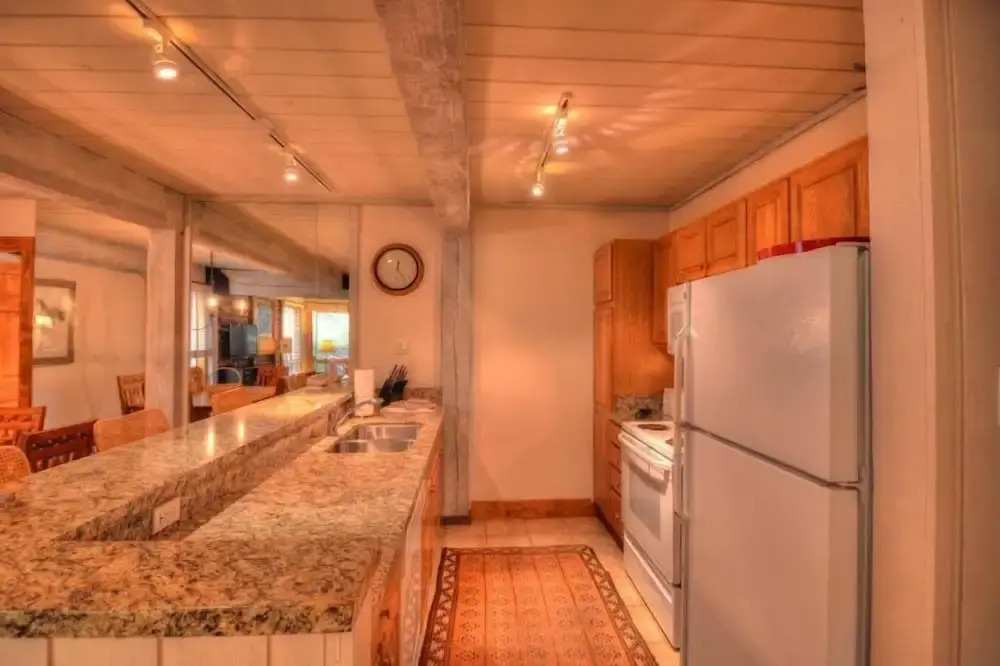 Comfortable And Convenient Ski In, Ski Out 4 Bedroom Condo In Snowmass Village