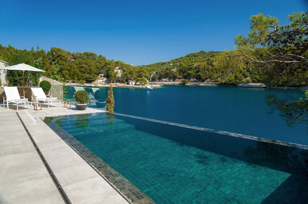 Luxury Villa Silent with Infinity Pool