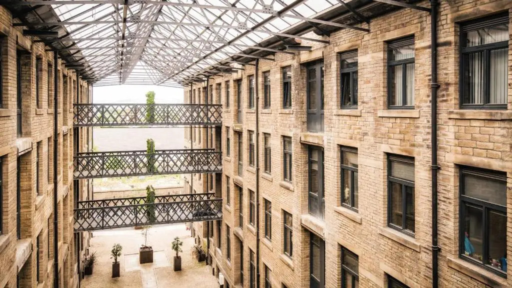 Stunning 2 bed with outside balcony, super king beds and 75’’ TV!