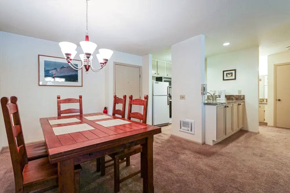 Summit 211 Spacious and Clean, Private Balcony, On Free Shuttle Route by RedAwning