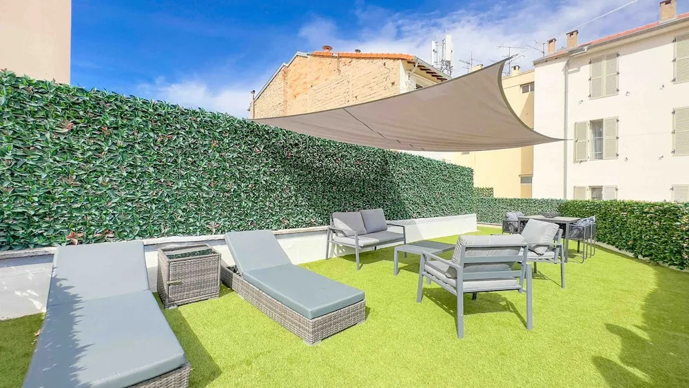 100 Le Riviera in Cannes