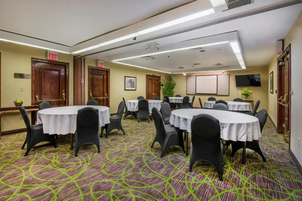 Cloverleaf Suites