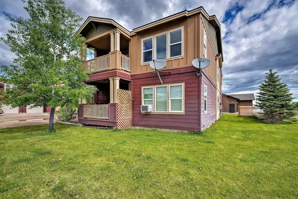 Walk to Main St! Ennis Townhome w/ Balcony