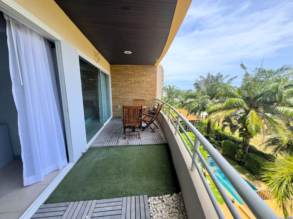 Spacious 2-bedroom Pool-view Condo - Executive Residence 2, Pratumnak