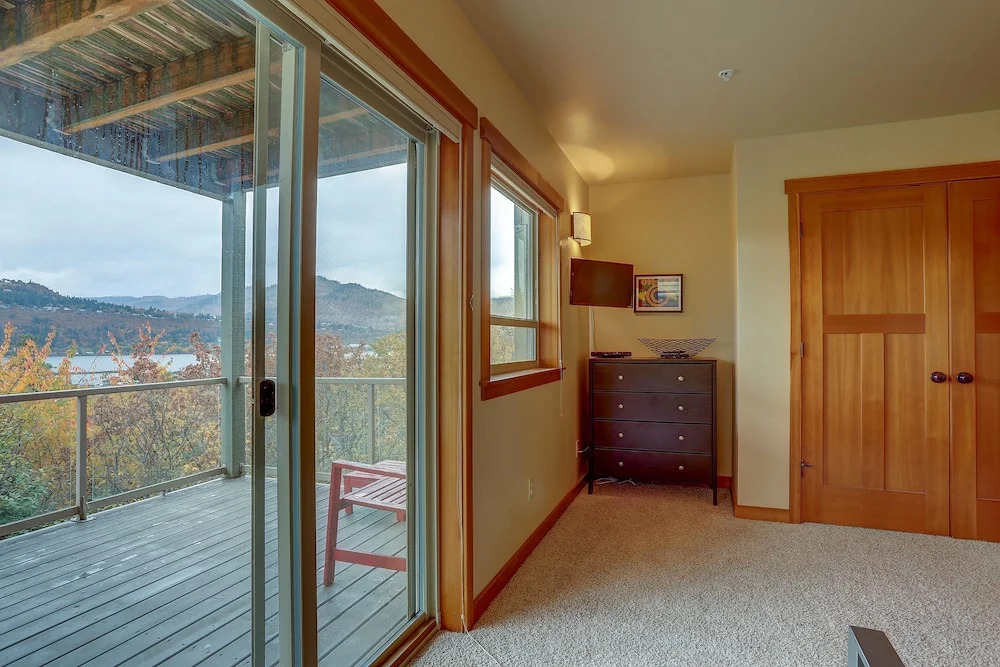 Bridge View Loft 3 Bedroom Condo by RedAwning