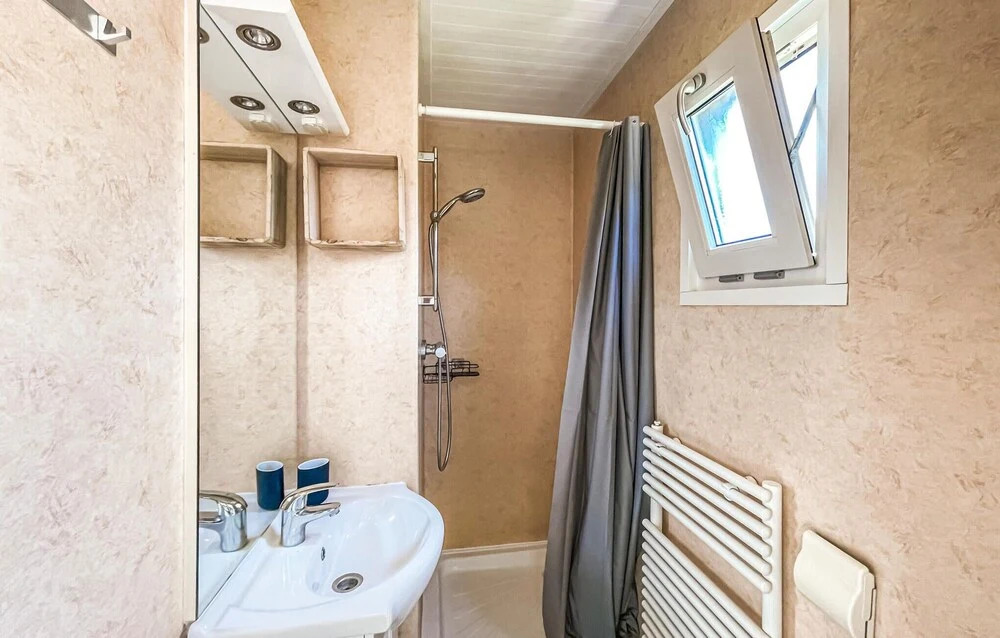 Awesome Home In Heinkenszand With Wifi