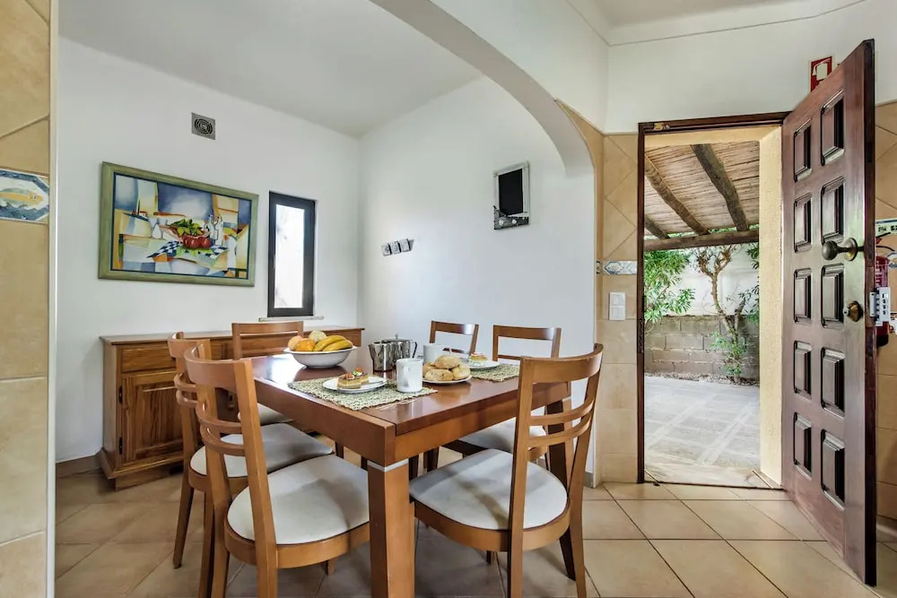 Exclusive Retreat in Vilamoura, Private Pool, Off-street Parking, Free AC & Wifi