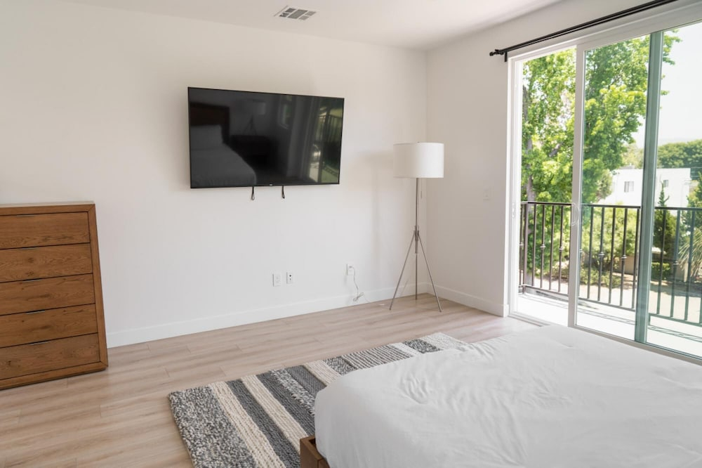 Modern 3-4 BR Townhome Built 2023 w Office Bonus Room Garage EV Charger p64
