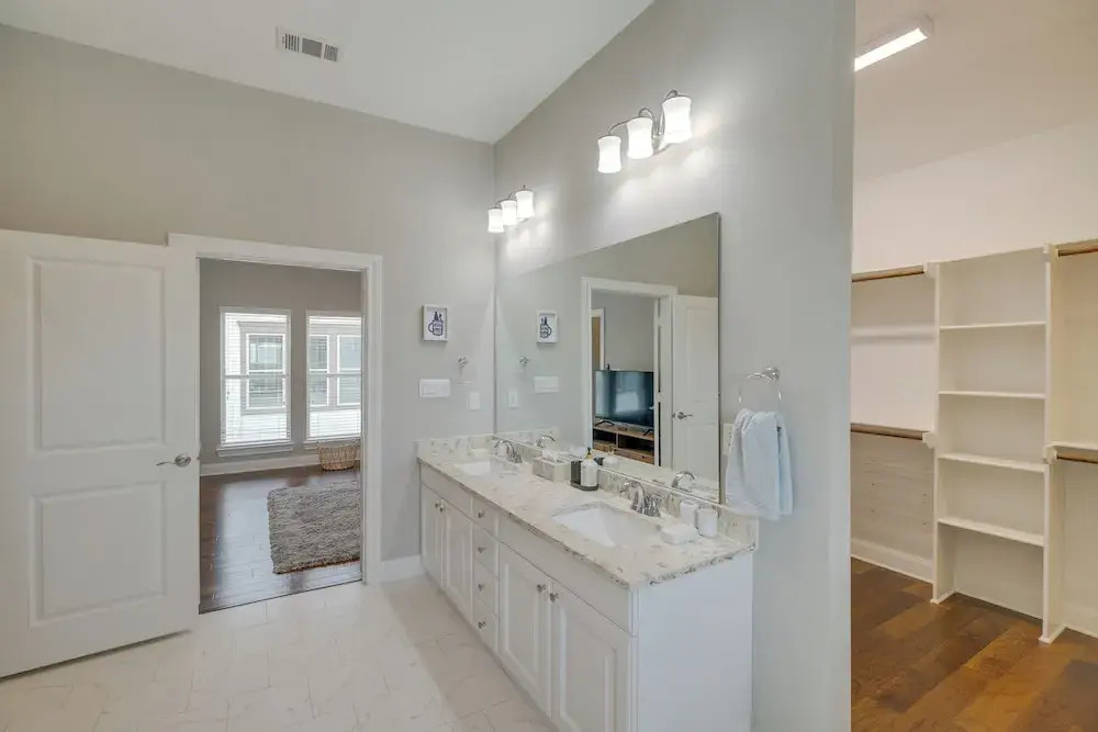 Spacious Houston Townhome ~ 5 Mi to Downtown!