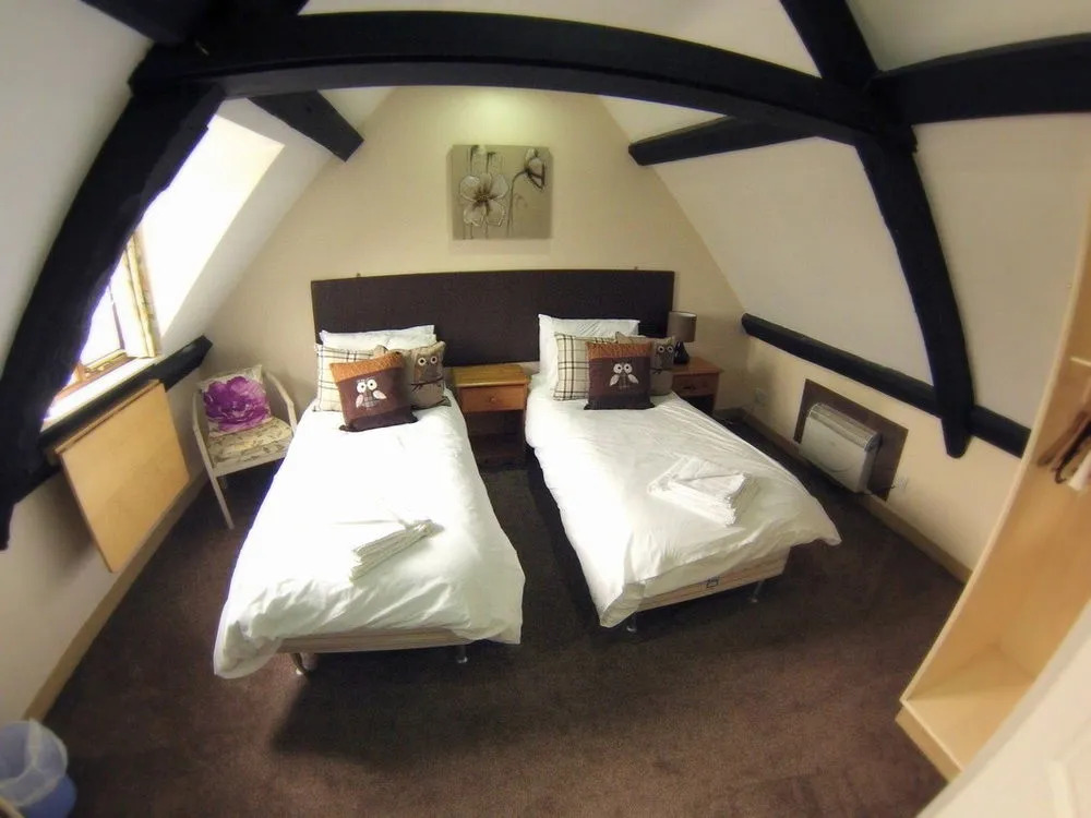 The White Lion Hotel with Free Parking, 1 Minute Walk to Yate Shopping Centre & Onsite Italian Restaurant