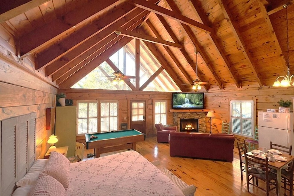 Adorable Shut'er Inn 1 Bedroom Cabin