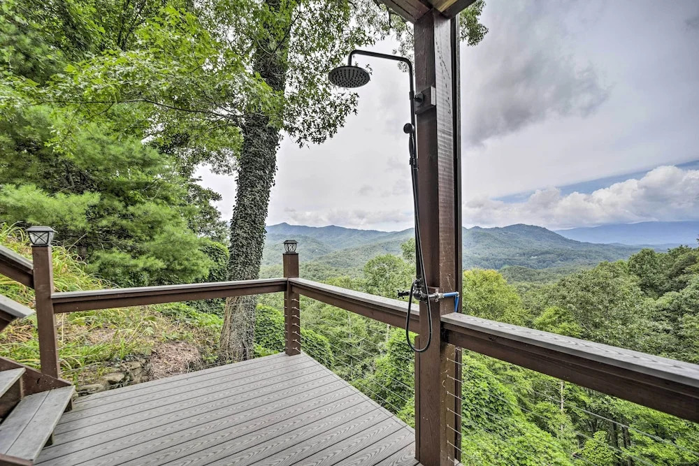 Bryson City Cabin w/ Hot Tub ~ 10 Mi to Dtwn!