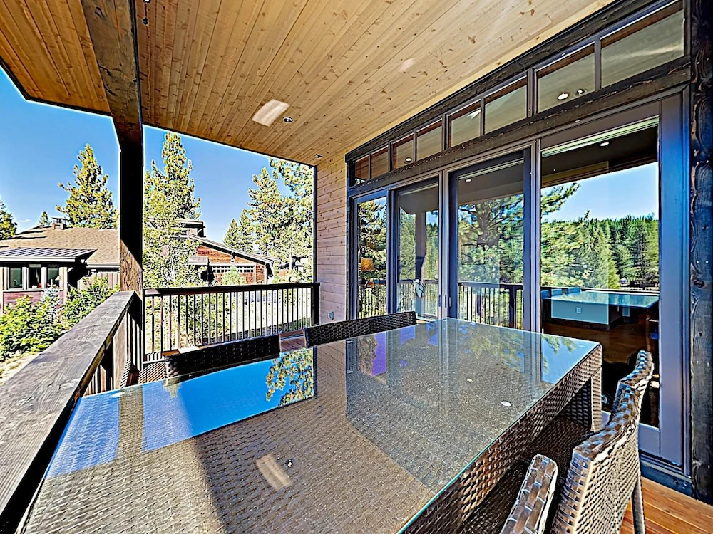 New Listing! All-suite Dream Lodge Near Top Skiing 3 Bedroom Home