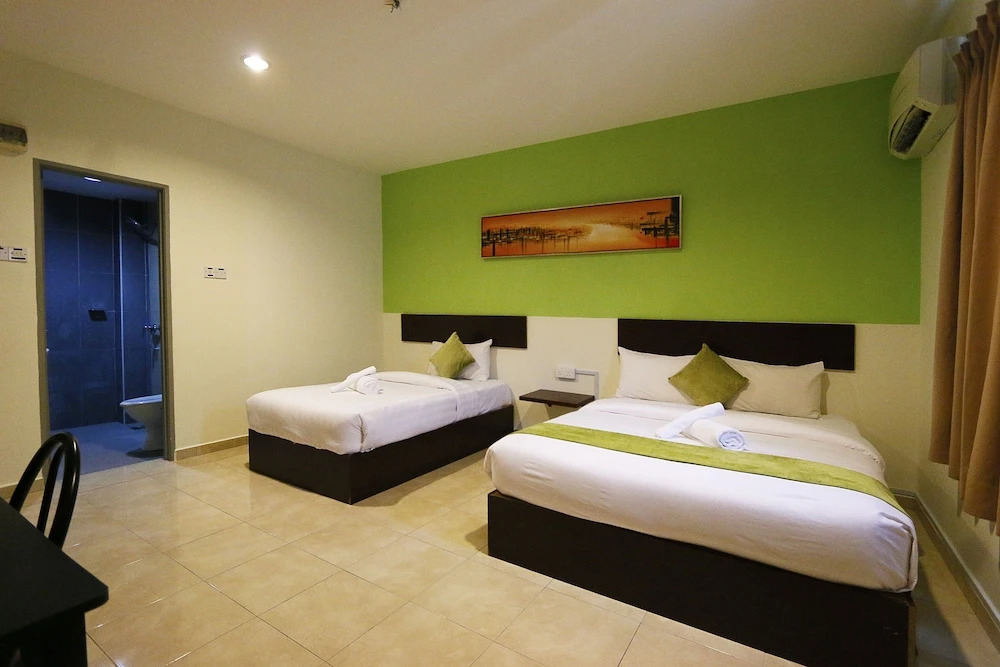 Swing & Pillows - Golden Roof Hotel Falim, Ipoh