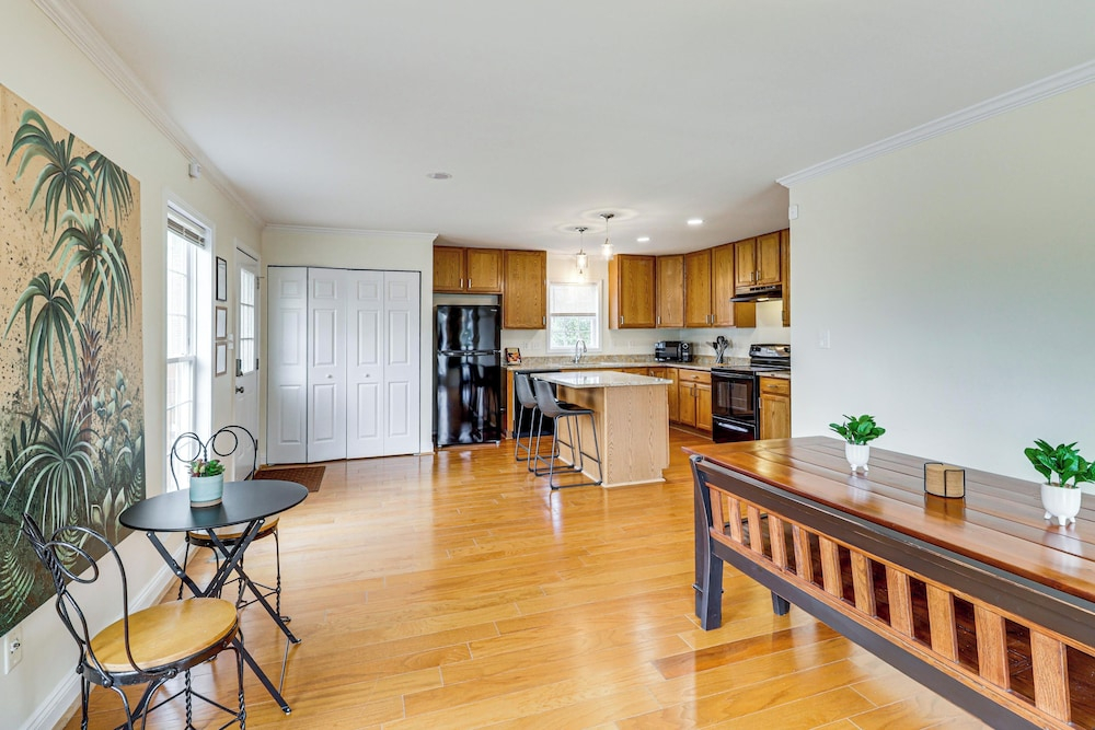 Walk to Dtwn & Campus! Spacious Hampton Home