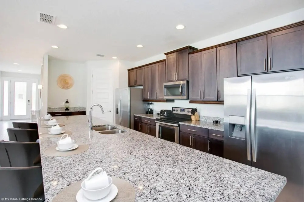 Stylish Family Home Sleeps 22 Enc101