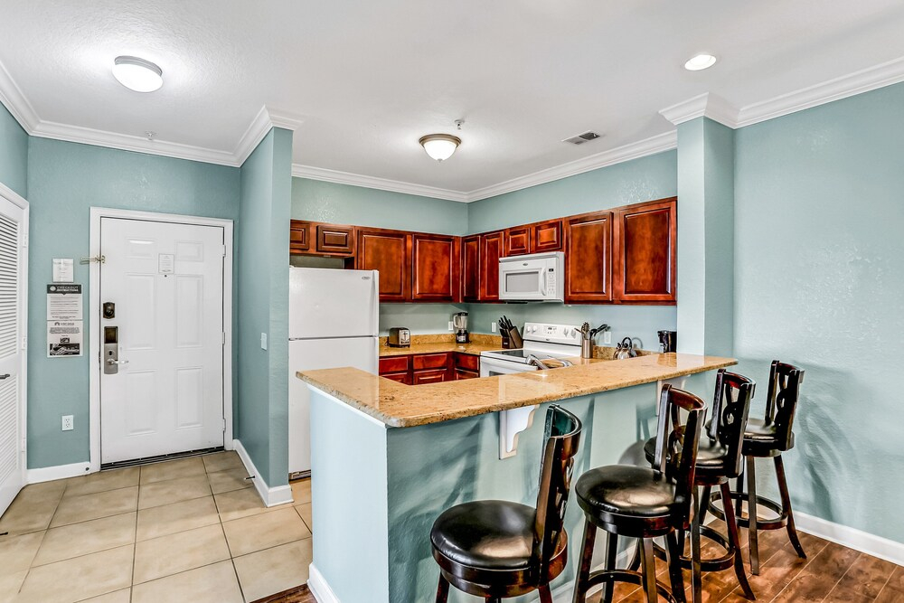 Fantastic Lake-view Condo With Pool, hot Tub, Balcony, AC & Kitchen -near Disney