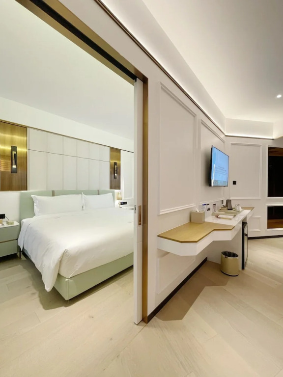 Yoho Resorts World Hotel