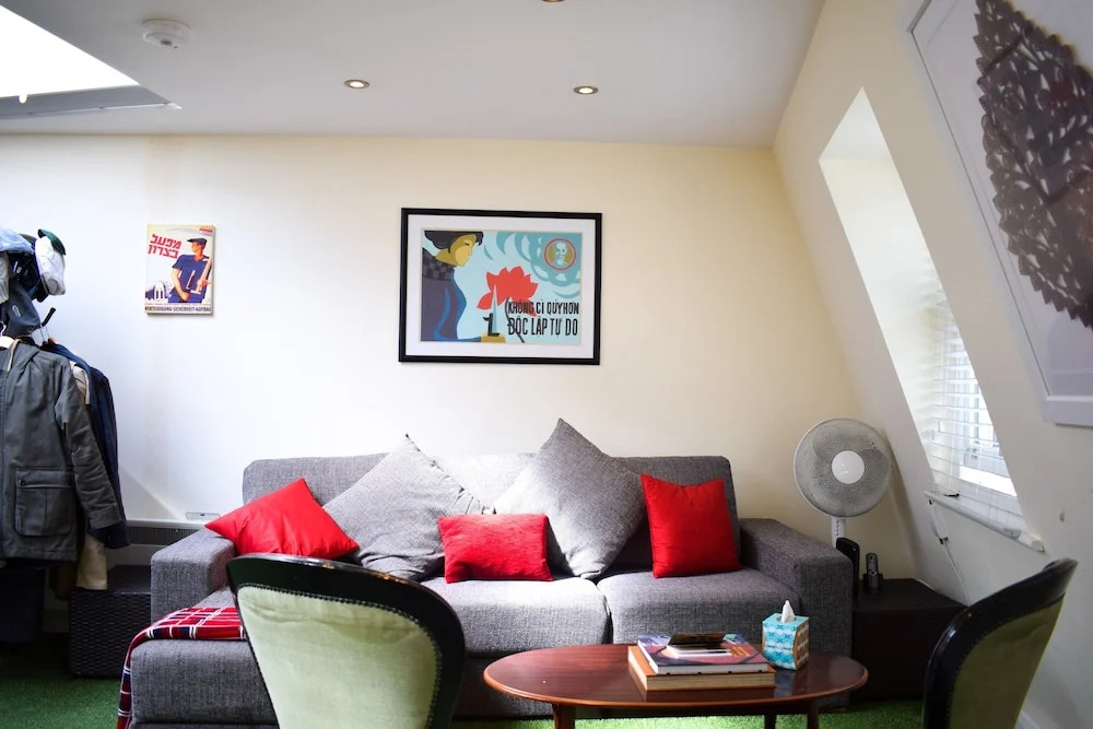 1 Bedroom Top Floor Flat In Fitzrovia