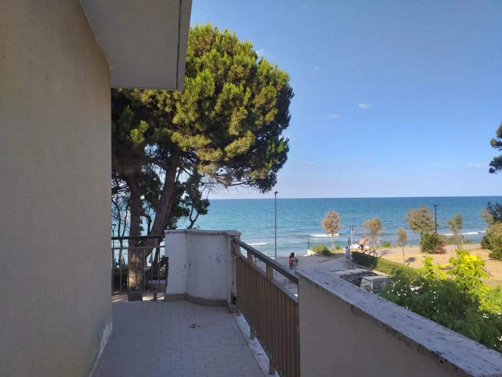 Room in B&B - Spacious Double Room Right by the sea
