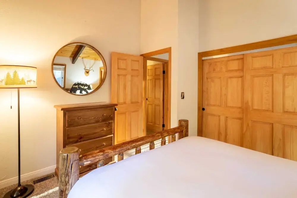 Bears Lair by Avantstay Wood-burning Fireplace + Firepit + Expansive Deck 3 Minutes to Bear Mountain + Big Bear Lake