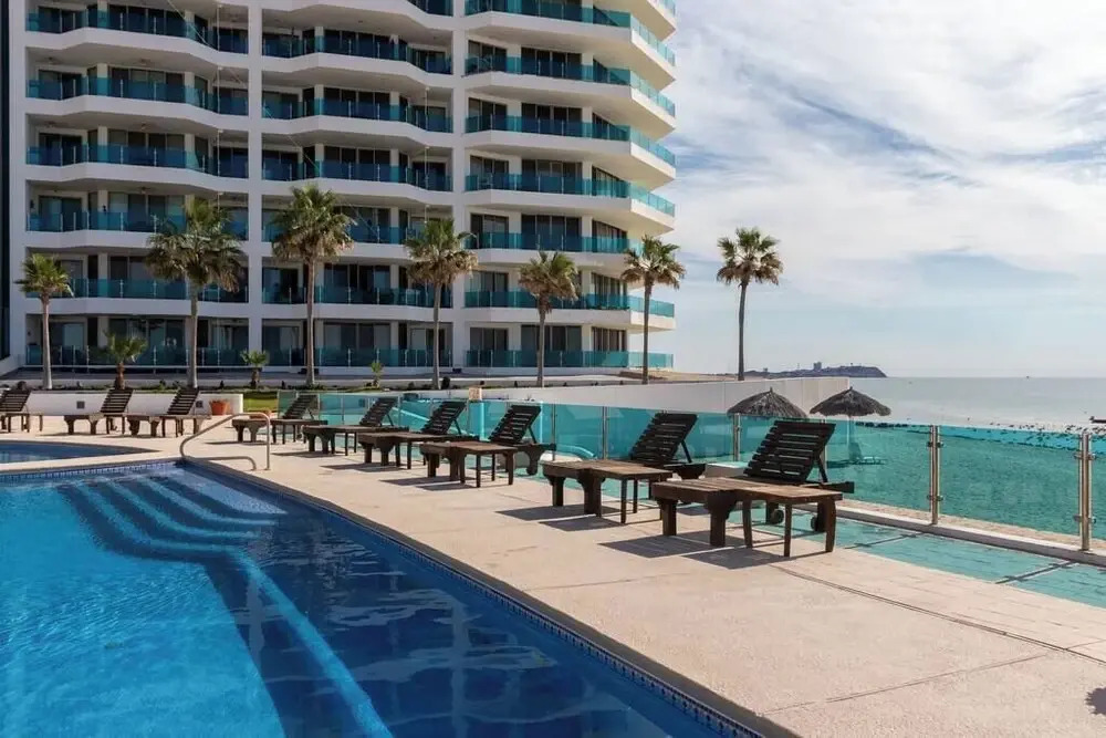 Luxury Beachfront Condo on Sandy Beach