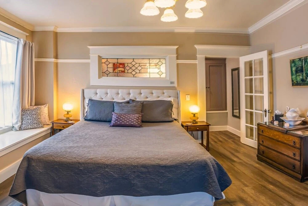 Redtail Suites ~ Entire Home ~ Sleeps 12 ~ Tesla Station
