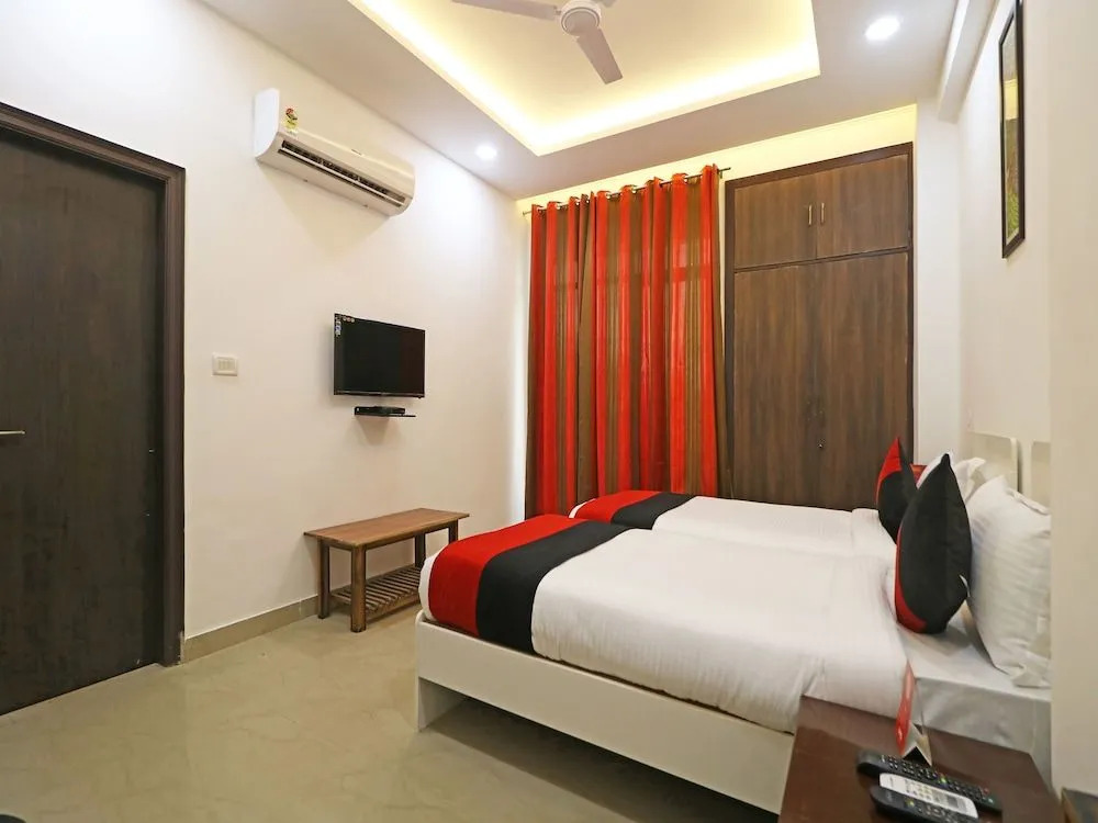 OYO 9915 Petals Inn