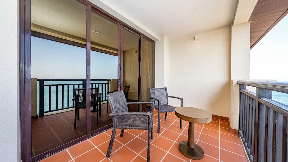 Luxury StayCation - Exquisite 1BR with Stunning Views on Palm Jumeirah