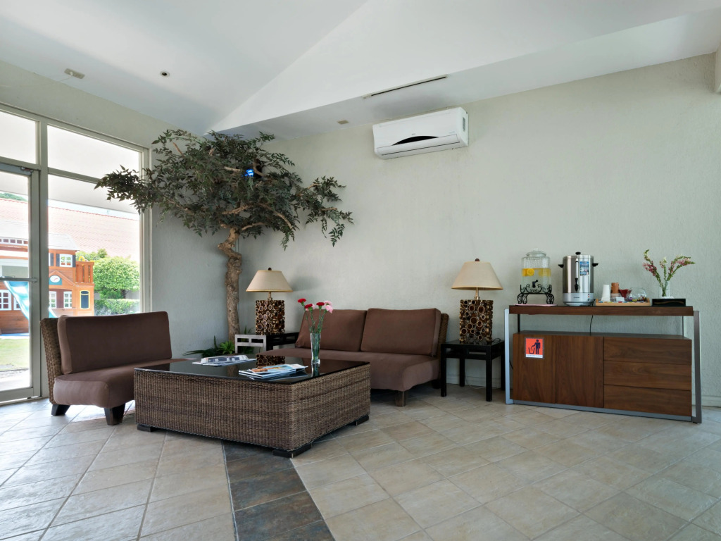 Court Meridian Hotel & Suites