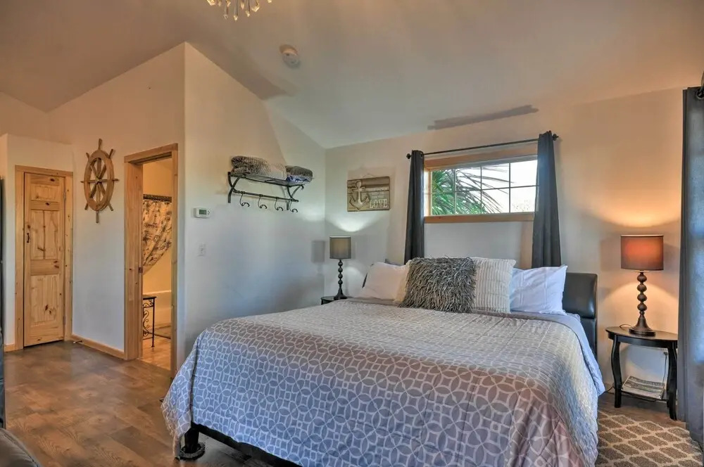 Coastal Retreat in Long Beach: Walk to Attractions